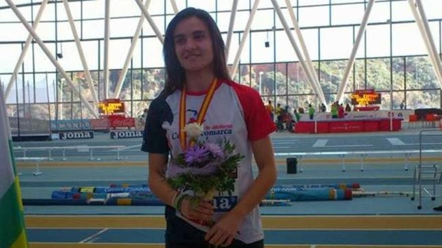 Patricia Carballo, en el podio del Campeonato de España con la medalla de plata. / coruña comarca