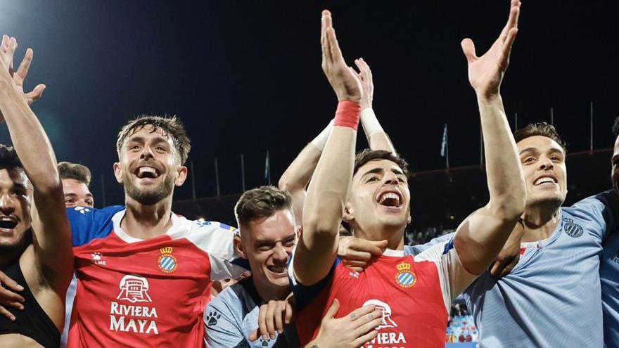 Varios jugadores del Espanyol celebran su último triunfo en Zaragoza.