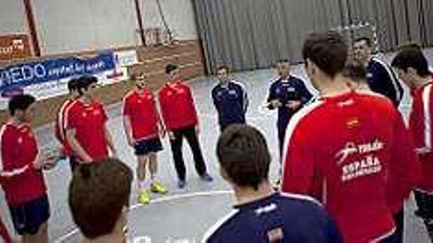El cuerpo técnico da una charla a los jugadores de la selección.