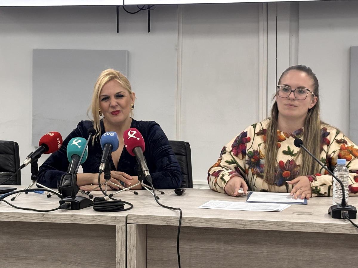 La consejera de Hacienda y Administración Pública en funciones, Elena Manzano, junto a la directora de la Escuela de Administración Pública, Norma Becerra, presentan el plan de formación de la escuela