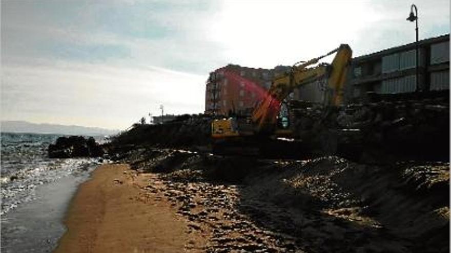 Una excavadora, ahir, davant del passeig de la urbanització dels Griells.