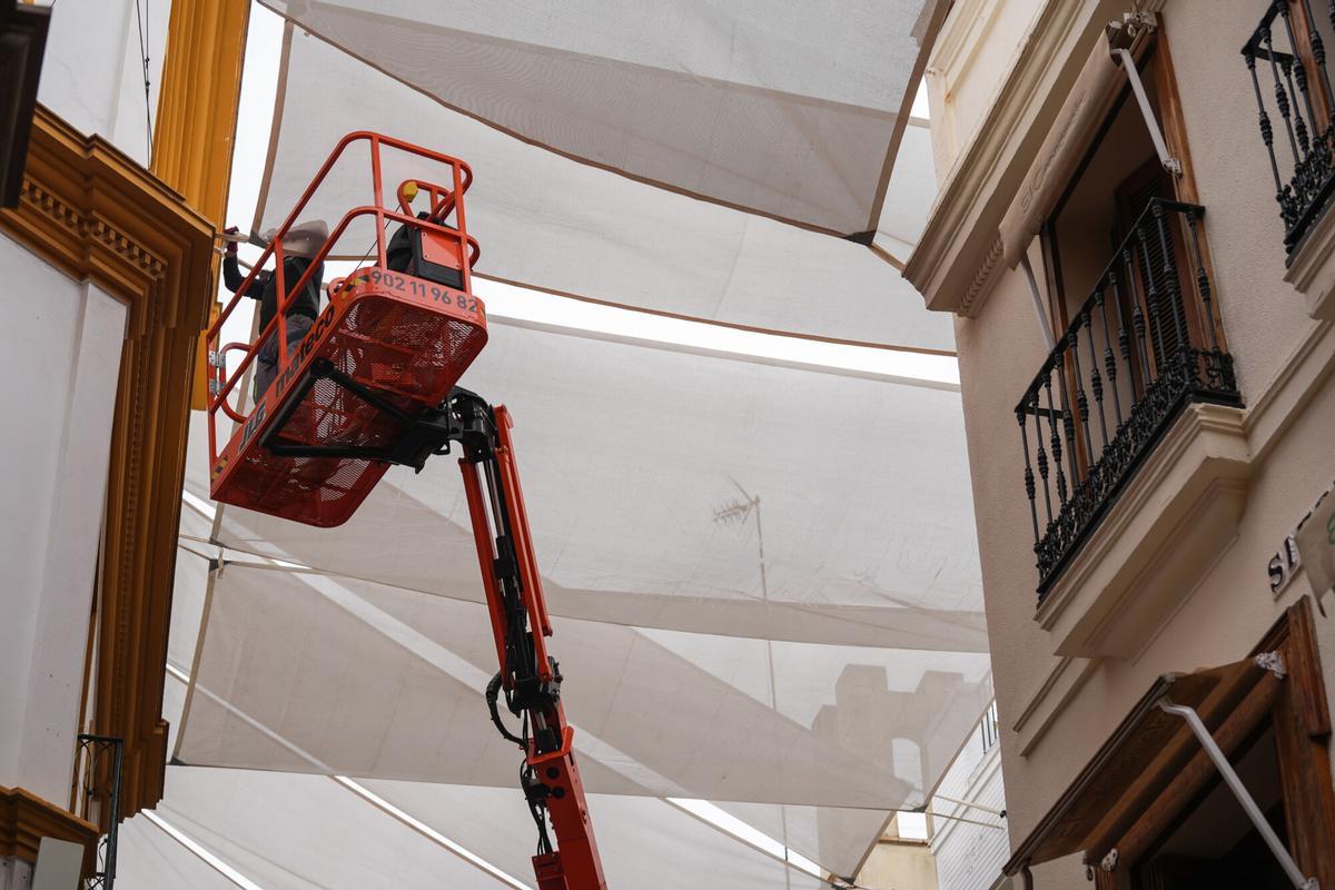 Un operario coloca toldos en la calle Sierpes de Sevilla en una imagen de archivo.