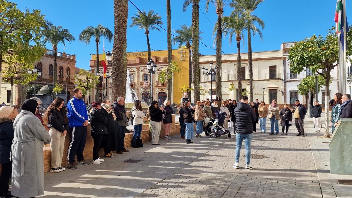 Minuto de silencio celebrado a las puertas del Ayuntamiento de La Palma del Condado en Huelva, uno de los municipios tocados de lleno por la tragedia.