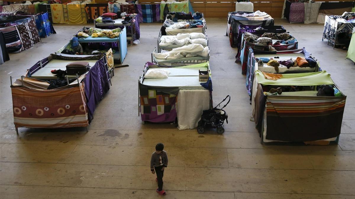 Un centro de acogida de refugiados en la pista deportiva de una escuela en Berlín, en febrero del 2016.