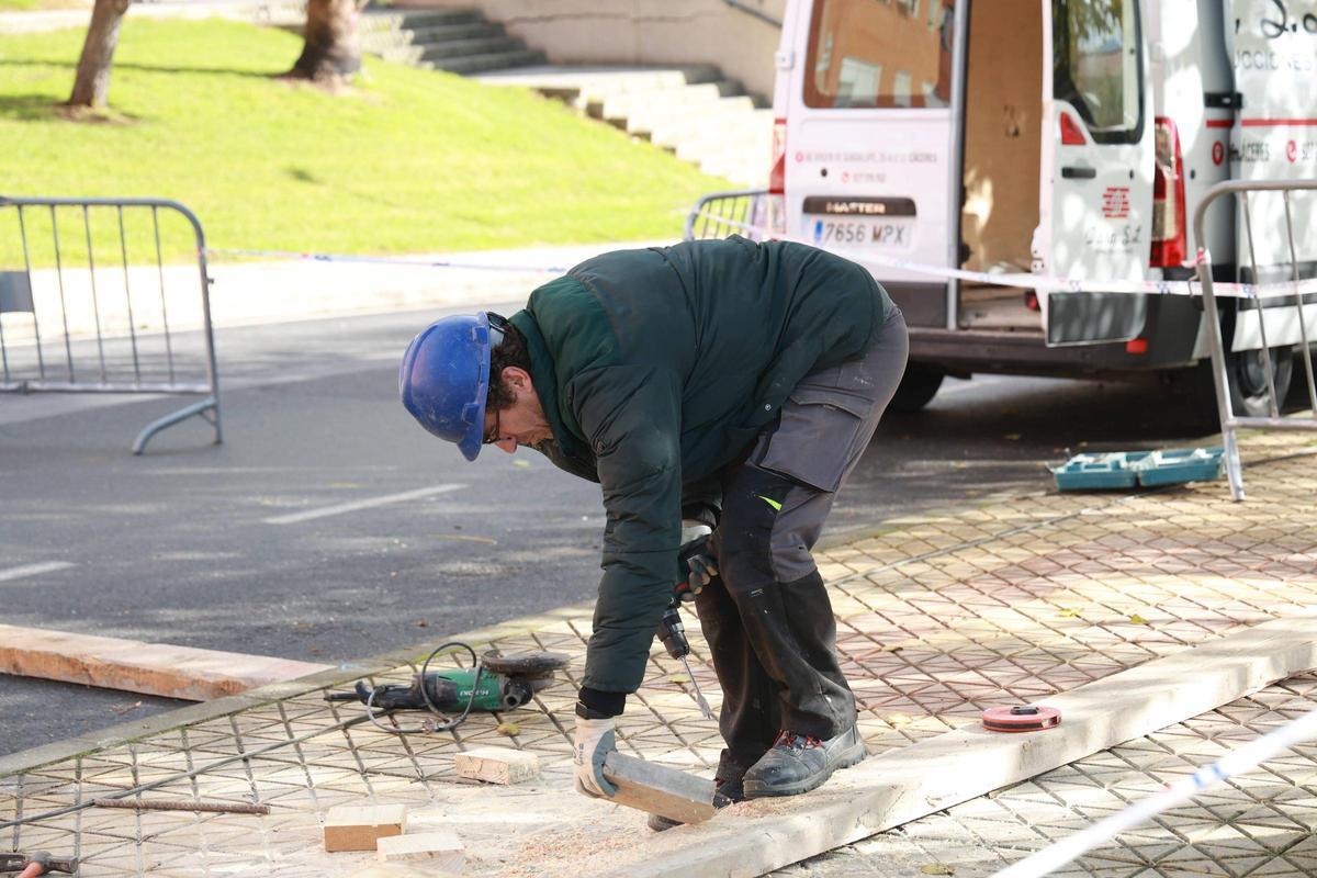 Galería | Comienza el arreglo de la fachada de Aldea Moret en riesgo de colapso