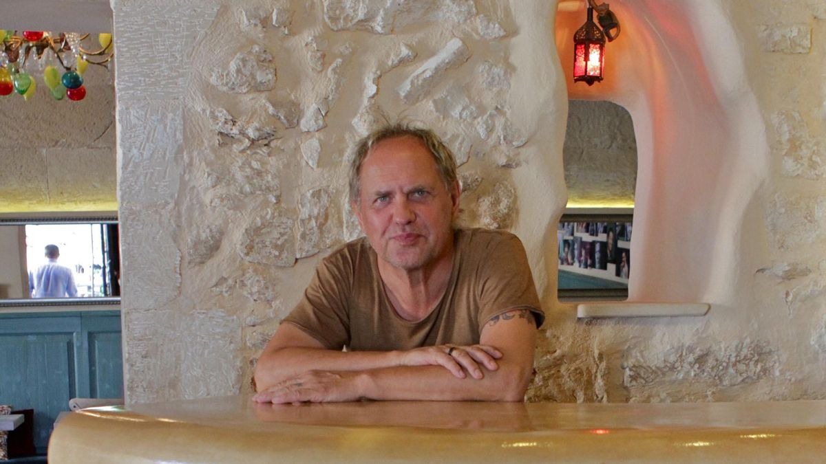 Uwe Ochsenknecht in seiner Bar.