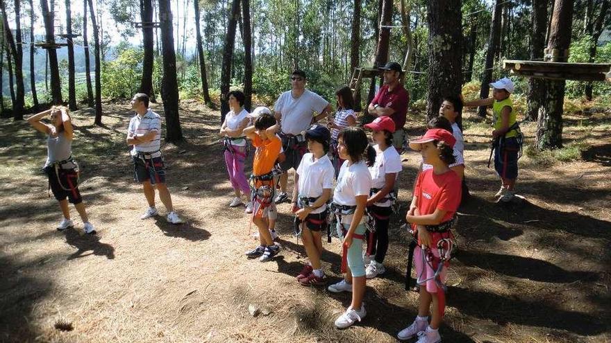 Un grupo de escolares durante una excursión a un espacio natural de Marín. // S.A.