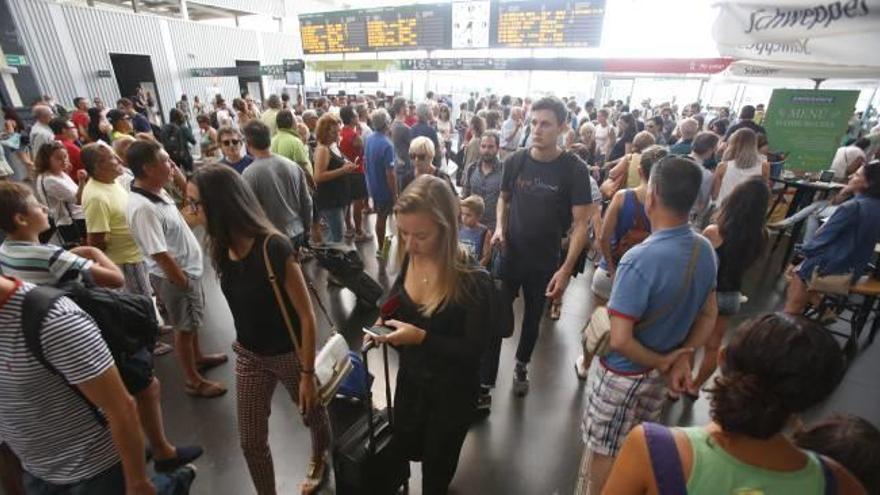 El éxito de demanda del AVE con Madrid ha provocado que este verano haya registrado jornadas de hasta 7.000 pasajeros al día.