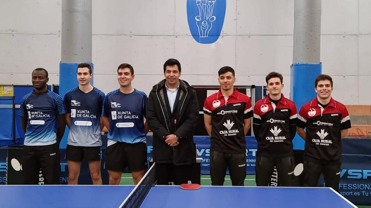 Jugadores de ambos conjuntos posan antes del choque en La Josa.