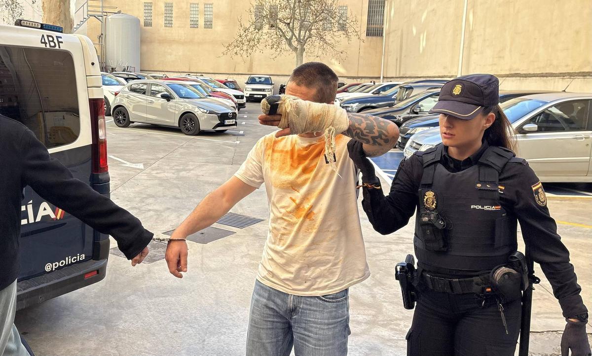 El cómplica de la supuesta secuestradora se cubre el rostro con su brazo escayolado al ser conducido al juzgado de guardia.