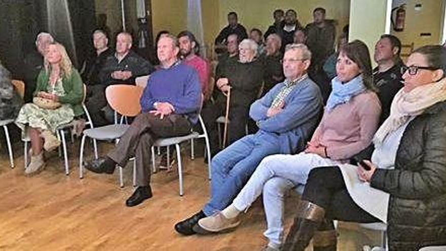 La sala de la Casa del Poble de la Mola se llenó anoche de aficionados y profesionales de la pesca.