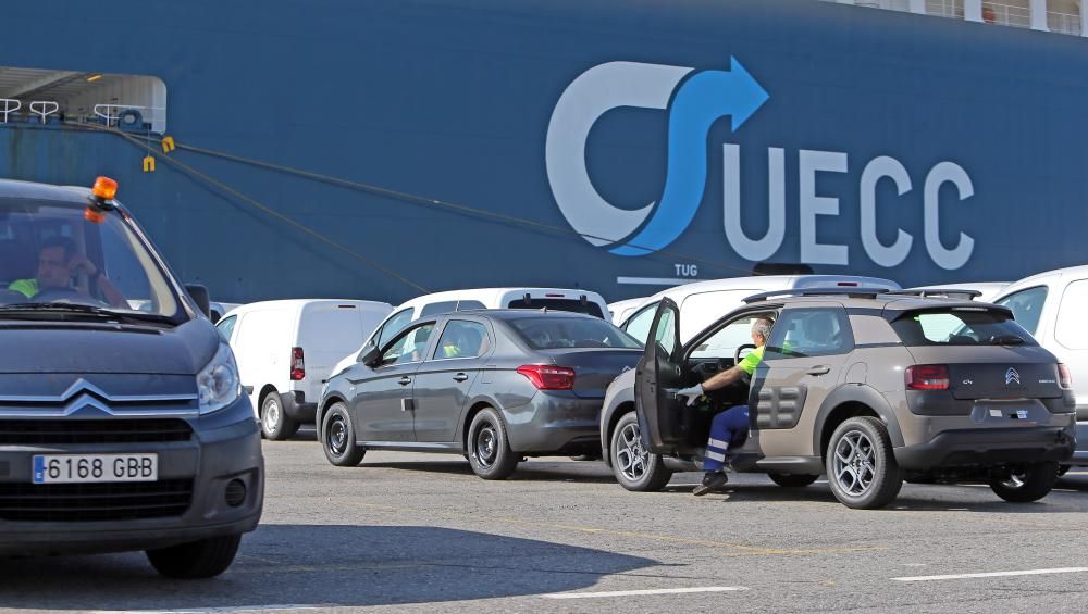 Los embarques resultan insuficientes para evacuar la terminal colapsada con 18.000 coches. Ayer fueron cargados 5.000.