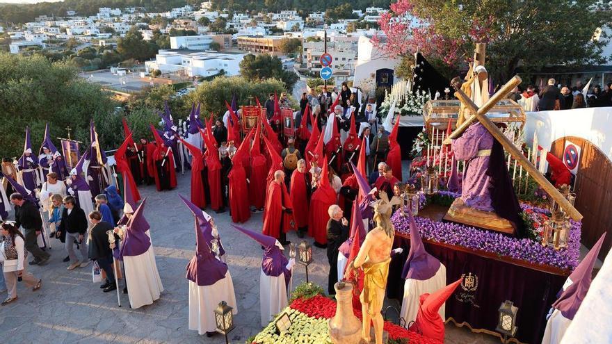 Penitentes de todas las edades en el Santo Entierro de Santa Eulària en Ibiza