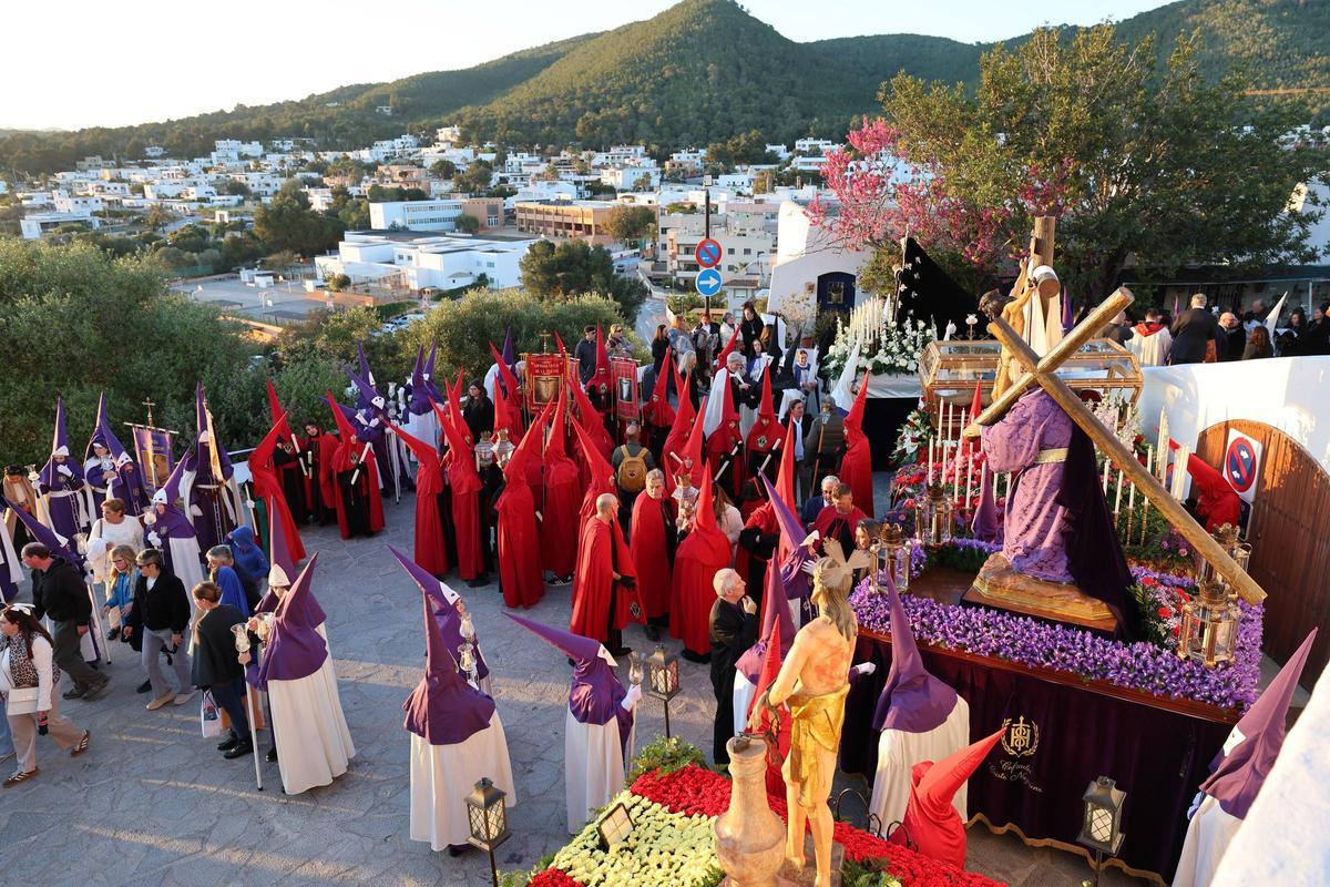 Las Cofradías en la plaza Lepanto ante las imágenes.