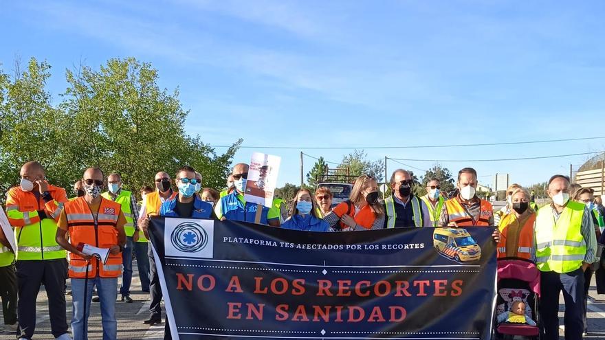 Unas 300 personas cortan la N-521 por la eliminación de ambulancias