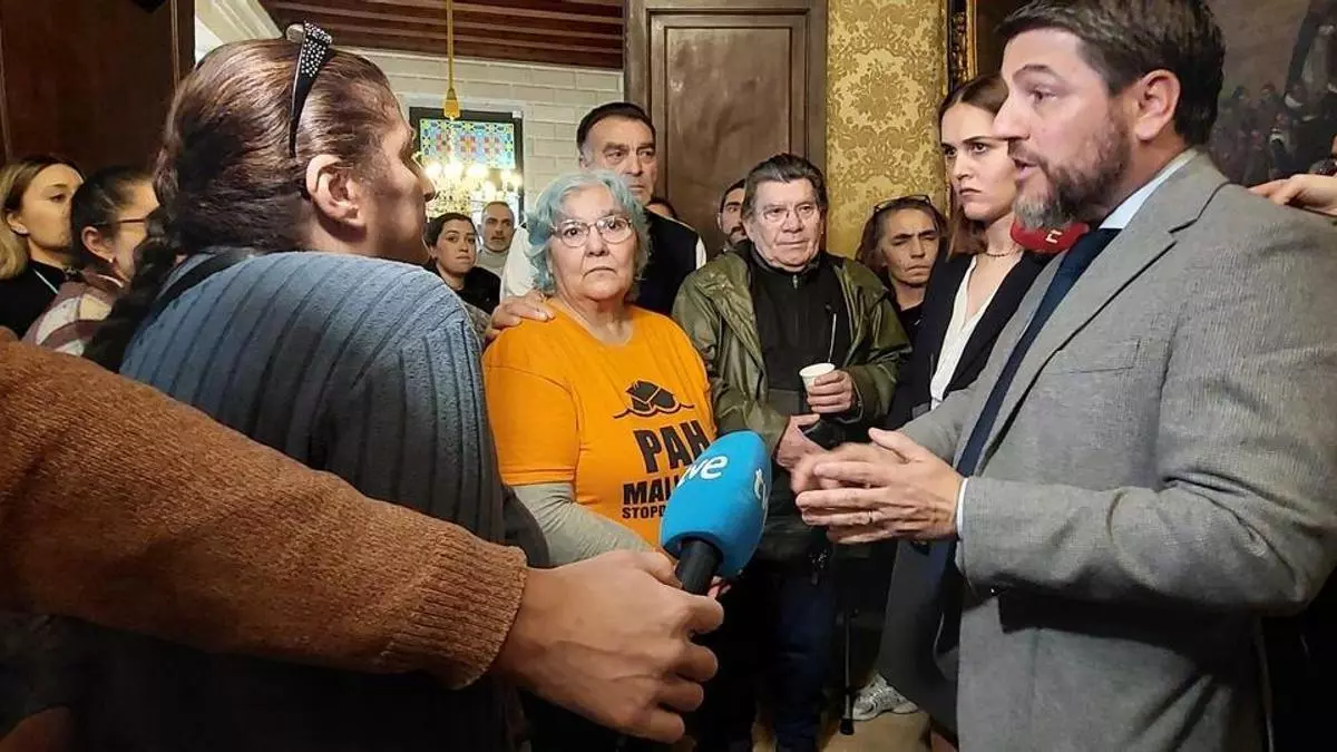 Javier Bonet advierte a ocupantes de la antigua cárcel de Palma: "Corren el riesgo de morir en un incendio"