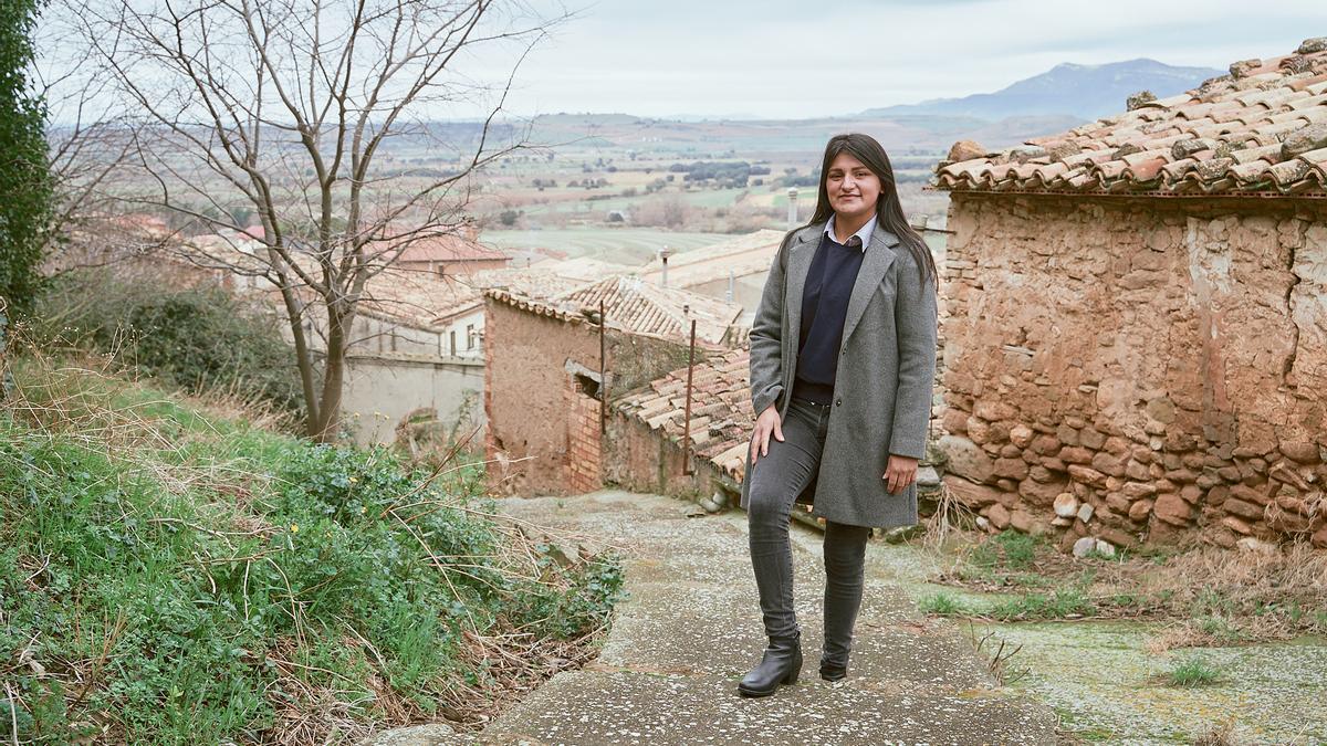 Marta (en la foto) se han instalado con su pareja, Antonio, en La Sotonera (Huesca), donde han emprendido un negocio de producción de aceites esenciales con apoyo de Holapueblo.