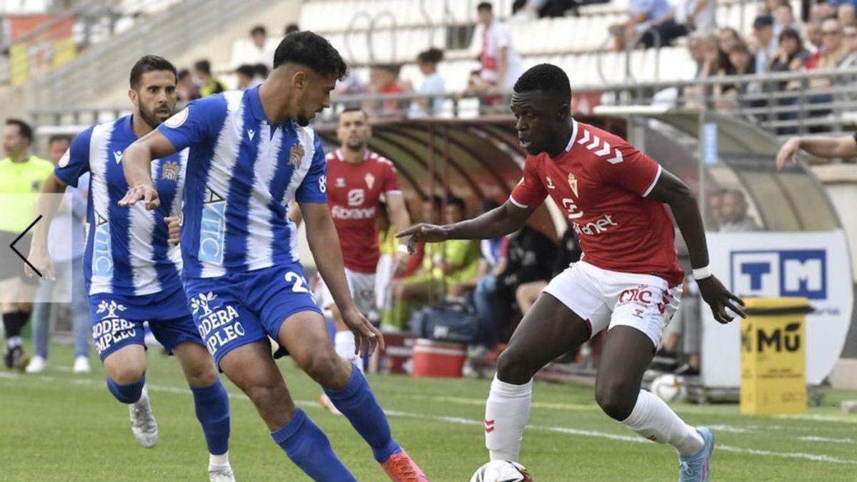 Zeidane intenta marcharse de un rival durante el choque ante el Águilas. | PRENSA REAL MURCIA