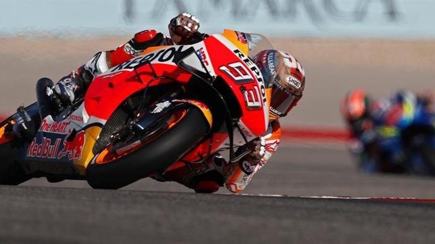 Rins aprovecha el error de Márquez para ganar en EEUU