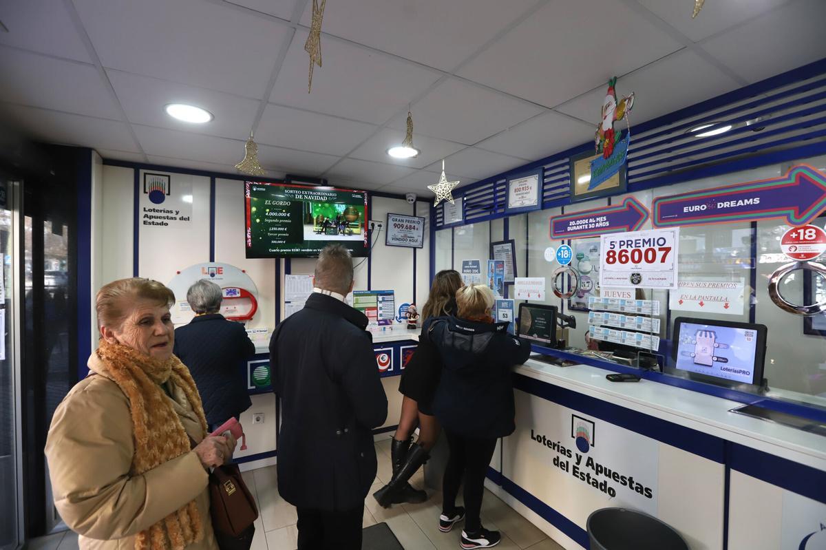 Colas para el sorteo de la Lotería de Navidad.