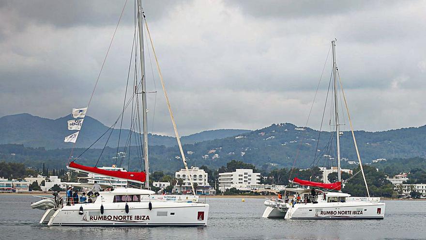 Los catamaranes, rumbo a Cala Salada. |  TONI ESCOBAR