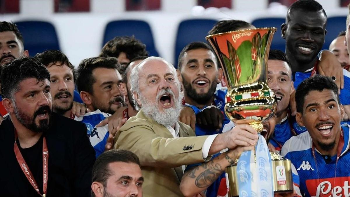 Gennaro Gattuso y Aurelio De Laurentiis celebran, con el Nápoles, la conquista de la Copa de Italia.