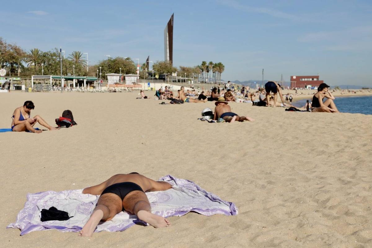 Barceloneses acuden a la playa por las altas temperaturas de noviembre