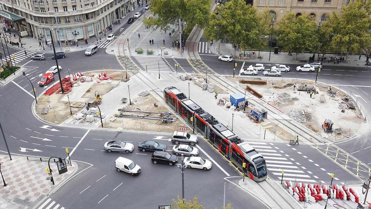 Obras de construcción de la lína 1 del tranvía de Zaragoza en la plaza Paraíso.