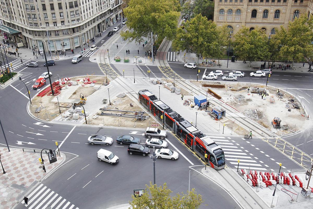 Obras de construcción de la lína 1 del tranvía de Zaragoza en la plaza Paraíso.