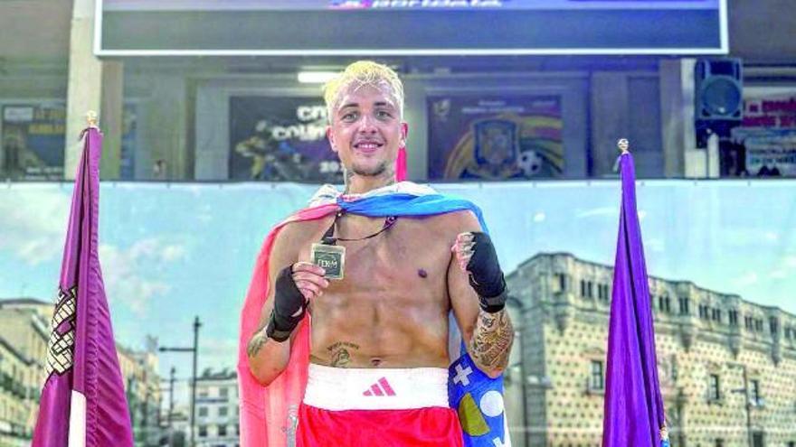 Pablo González Izard, con la medalla de campeón.