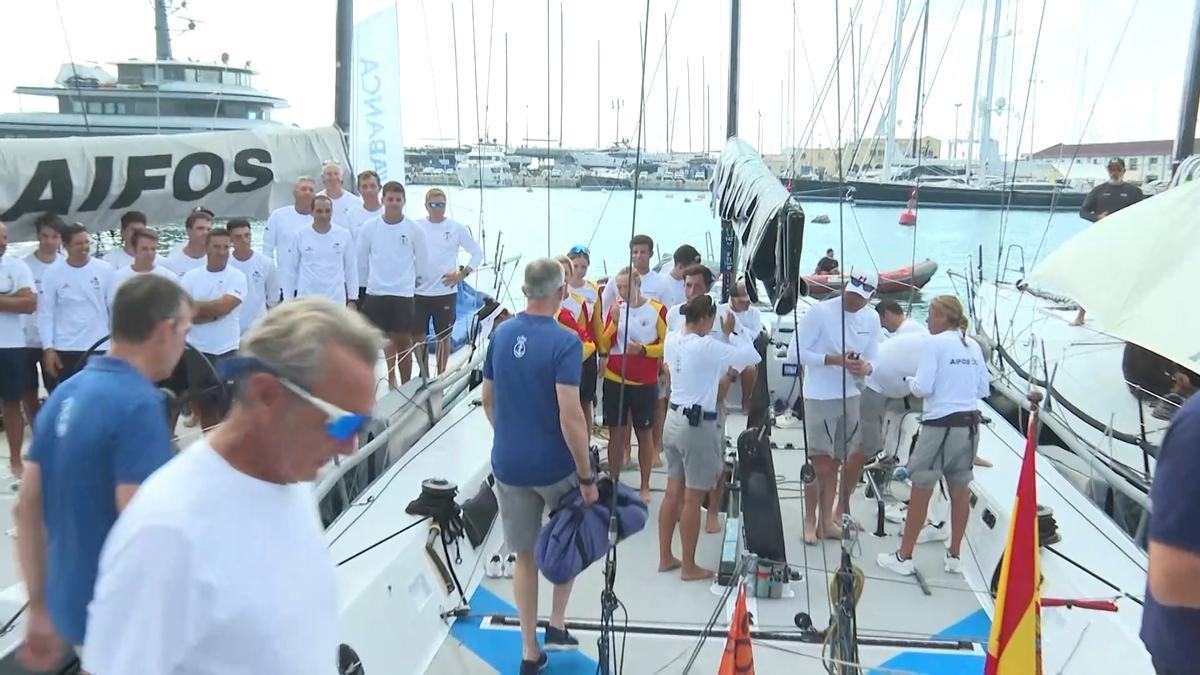 El Rey Felipe embarca en el Hispania entre gritos y aplausos