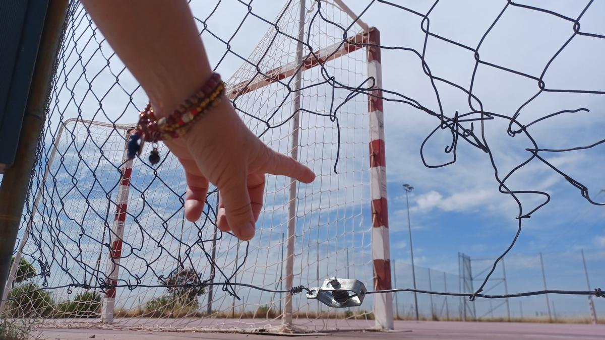 Estado de la alambrada de las pistas deportivas de Gredos.