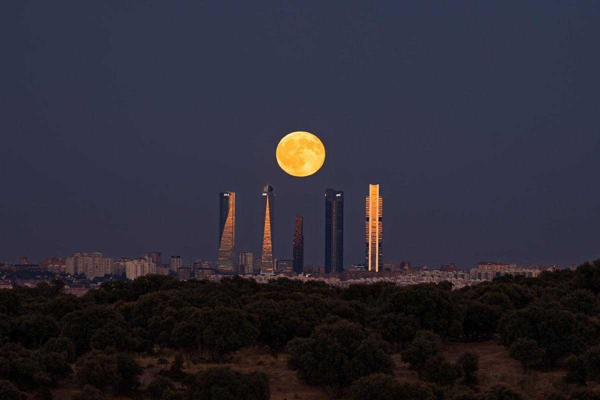 El eclipse lunar parcial con las Cuatro Torres de Madrid.