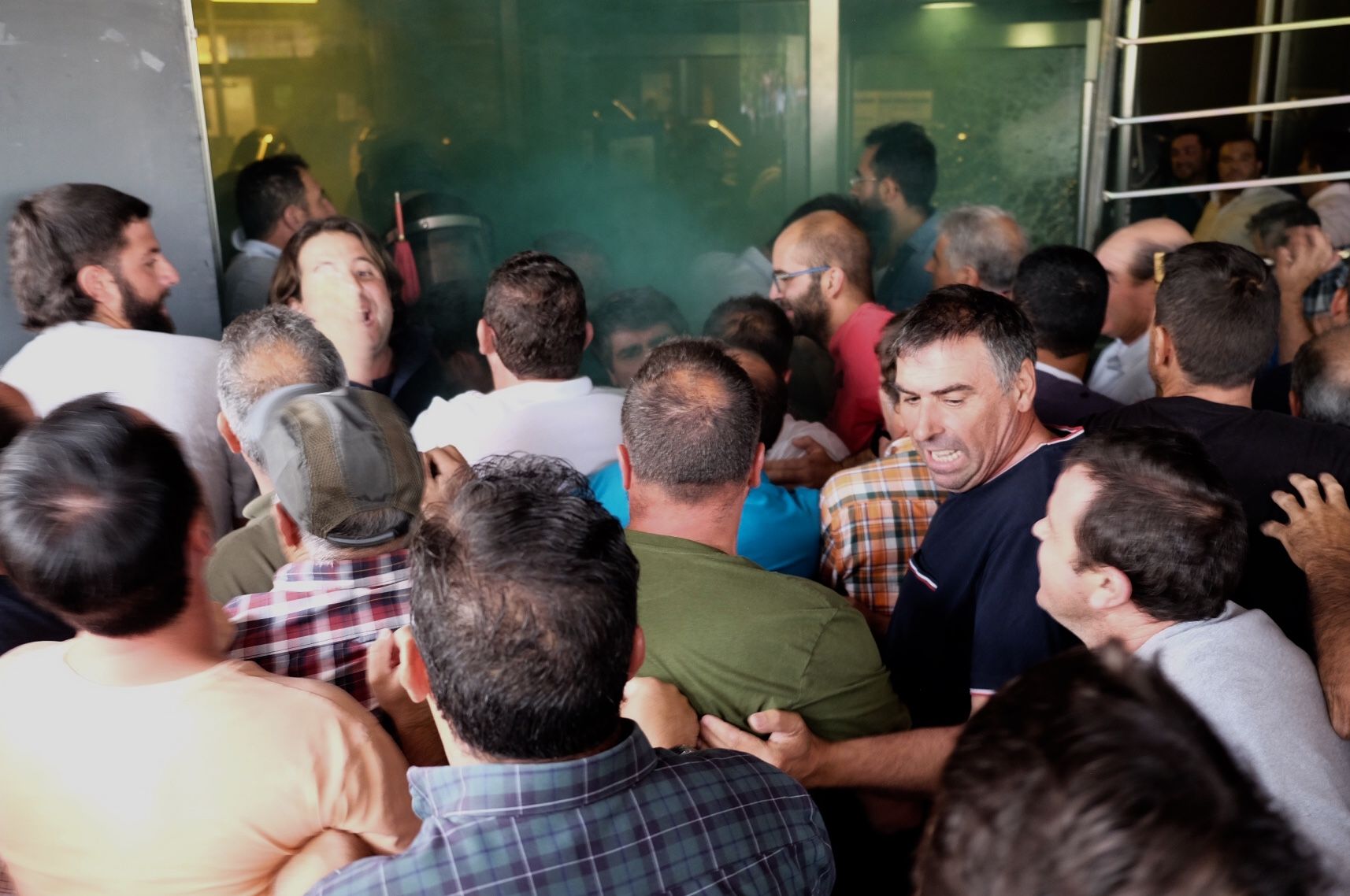 GALERÍA: Así ha sido la tensa protesta de los ganaderos frente a la Delegación de la Junta en Salamanca