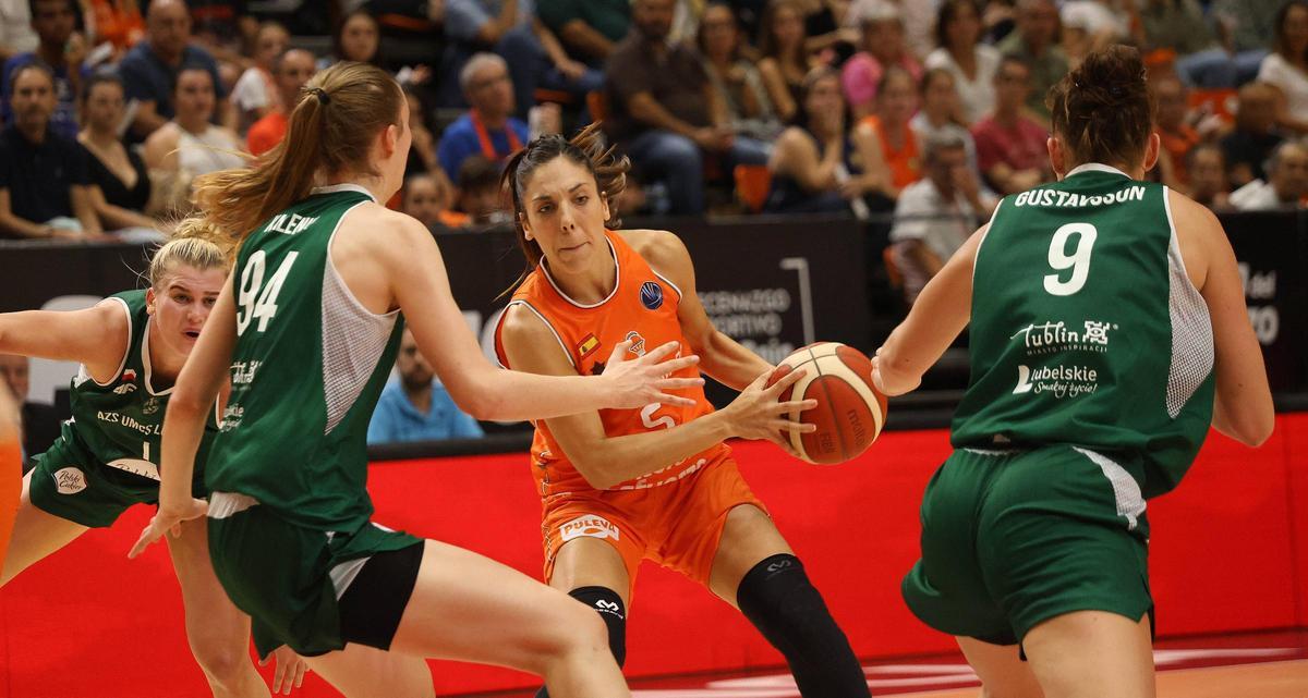 Cristina Ouviña, protagonista en el partido ante el AZS UMCS Lublin en La Fonteta