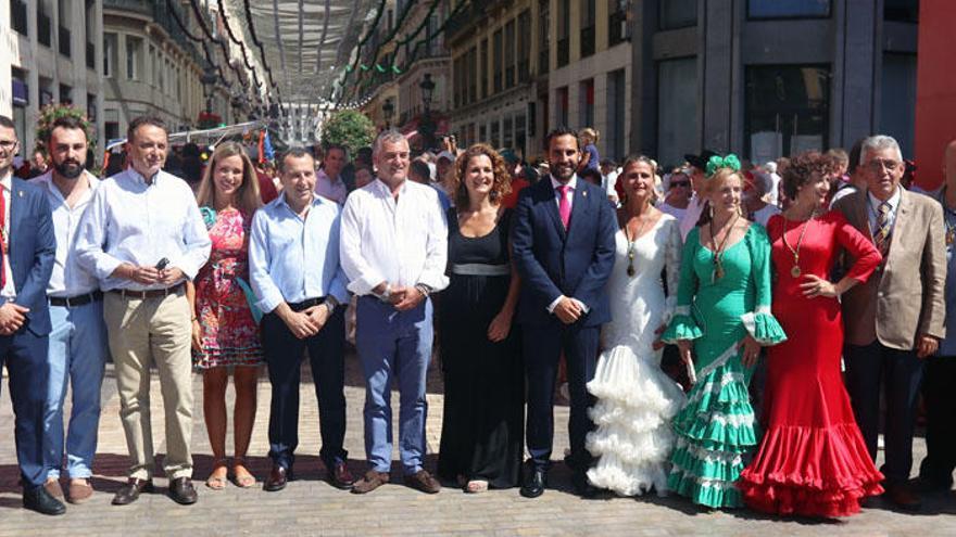 El consejero de Empleo, Empresa y Comercio, Javier Carnero, con compañeros de su formación política en la Feria de Málaga.