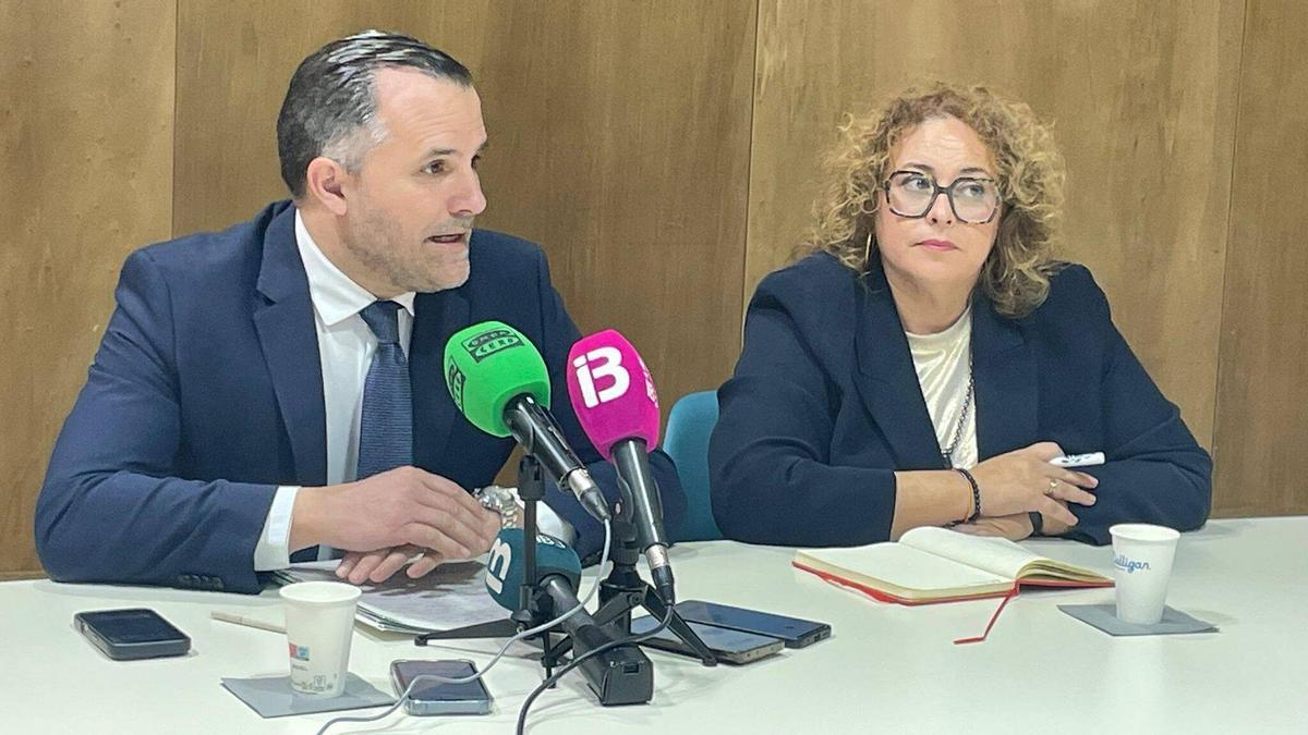 María José Aguiló mit dem Präsidenten der Hoteliersvereinigung Fehm, Javier Vich.