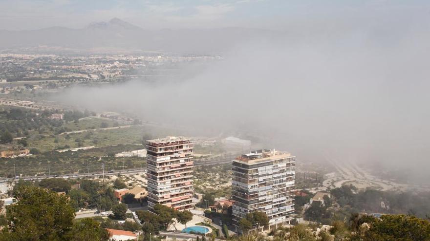 Una densa niebla sorprende a los alicantinos