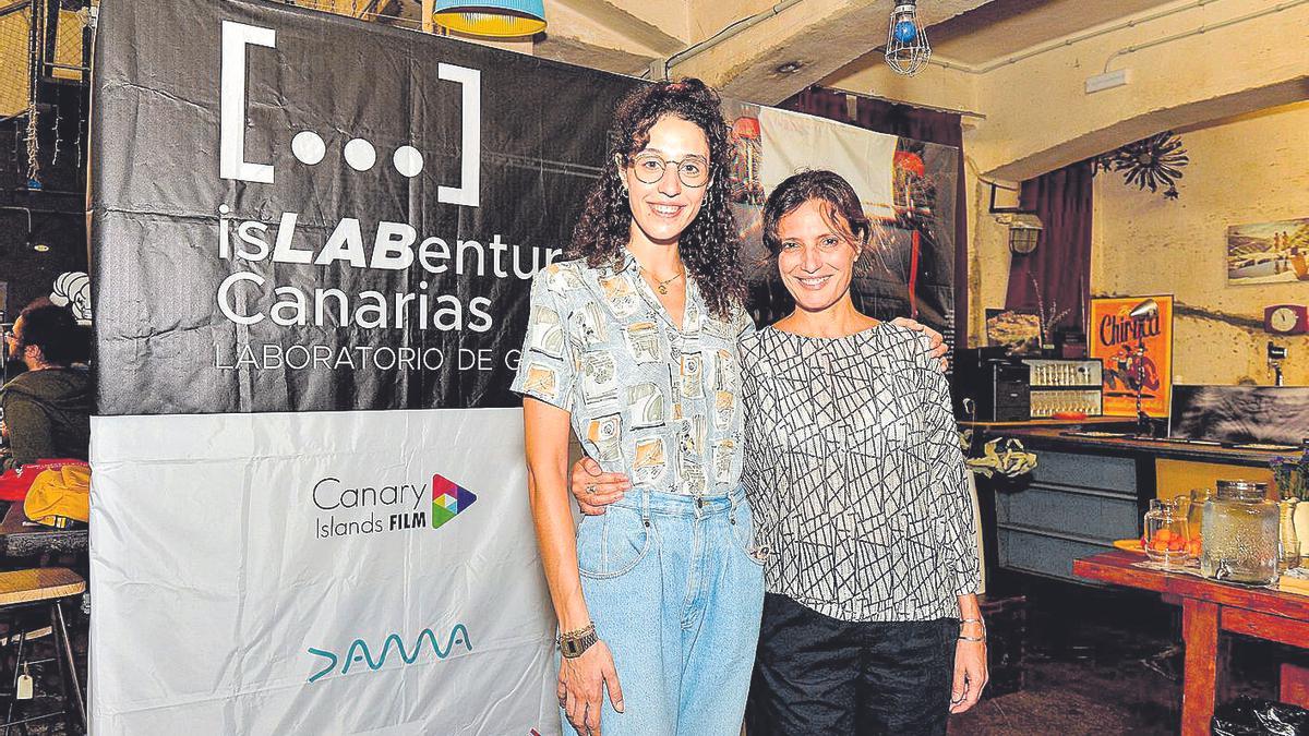 Las guionistas Marina Rúbies y Laura Martel, entre las premiadas por IslaBentura, el viernes en Talleres Palermo.