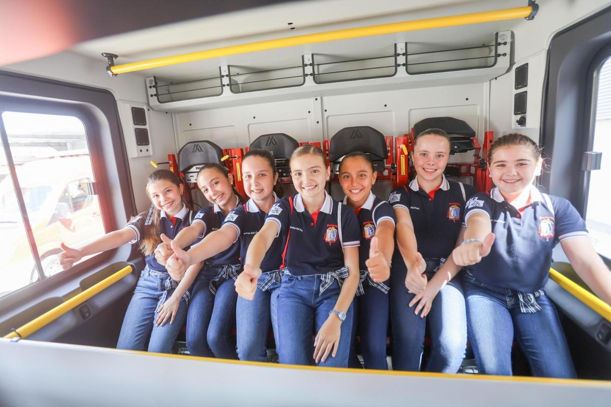 Visita al parque de Bomberos de la Belleas del Foc 2025 y sus damas de honor