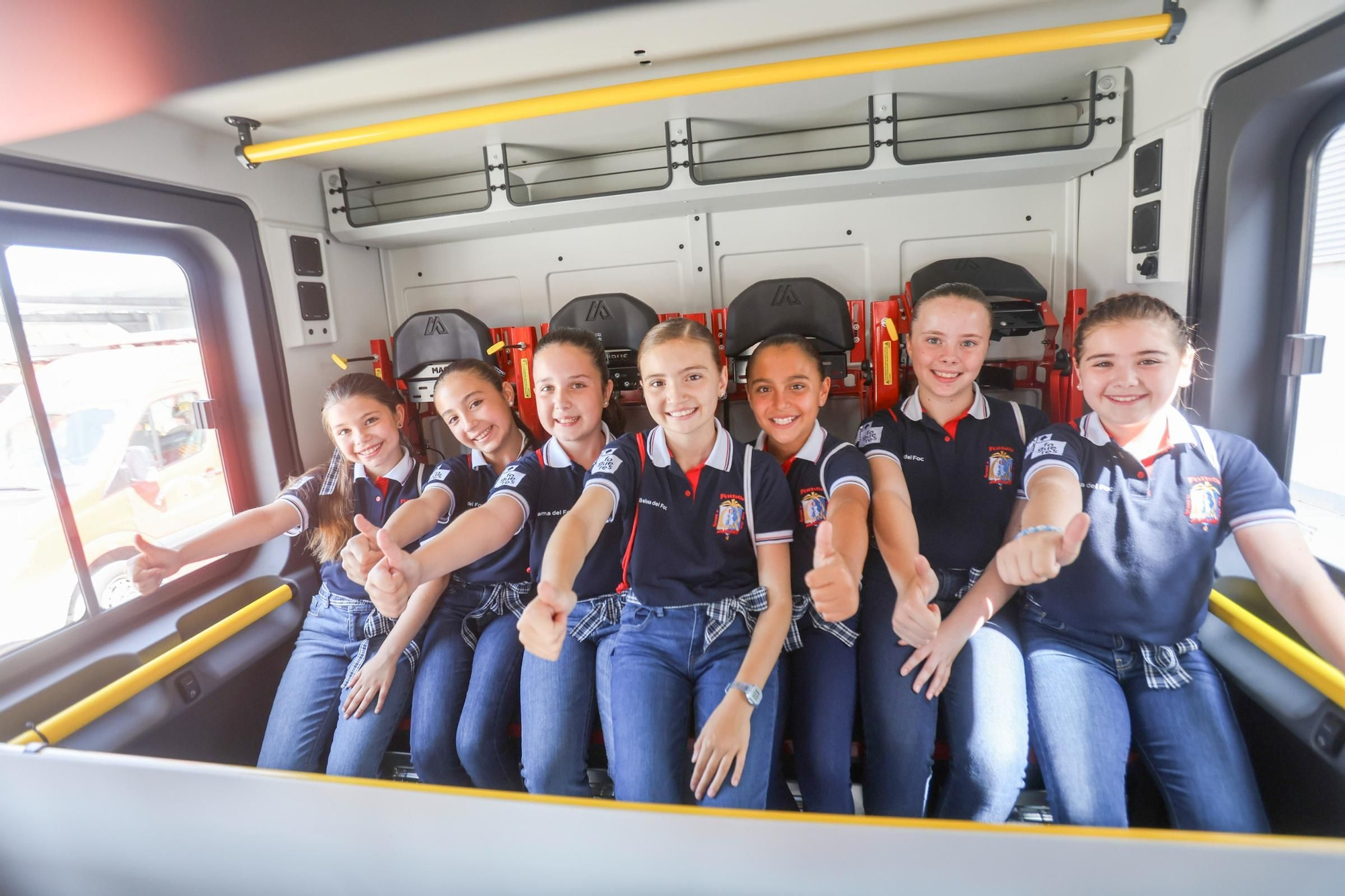 Visita al parque de Bomberos de la Belleas del Foc 2025 y sus damas de honor