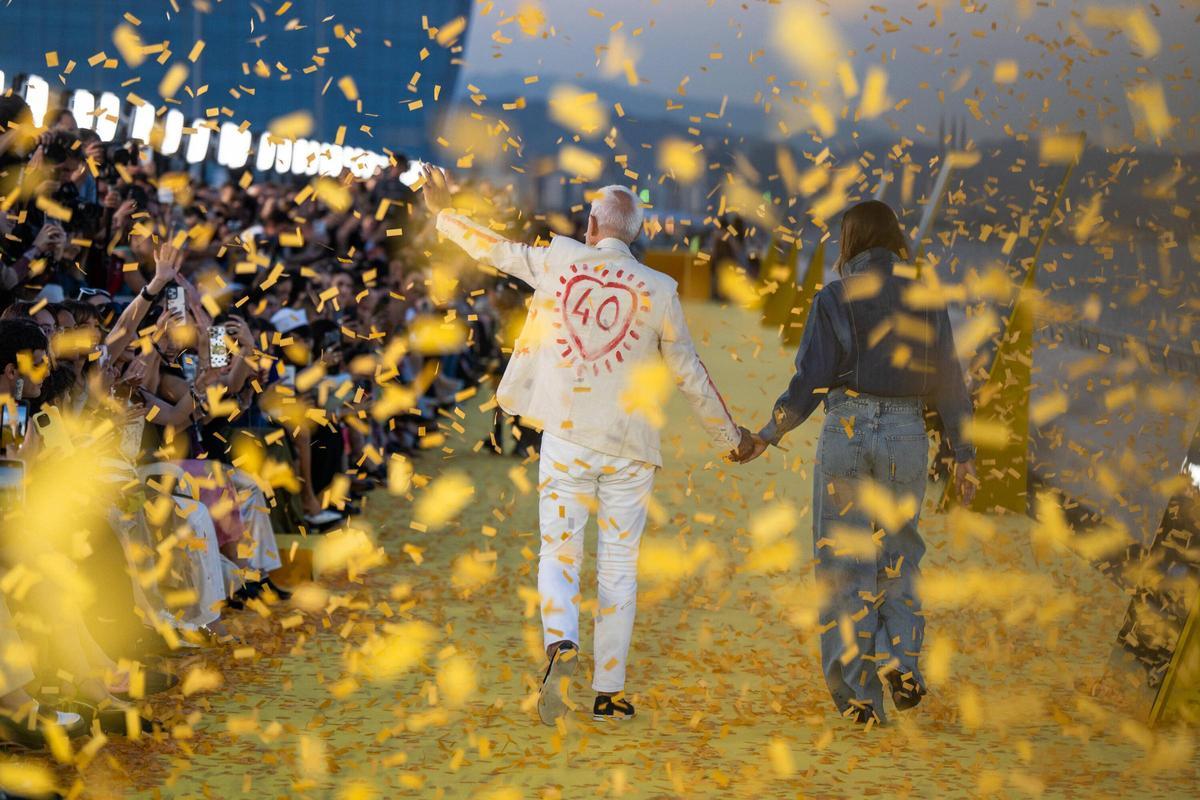 El fundador de Desigual, Thomas Meyer y su hija Andrea, cerrando el desfile.