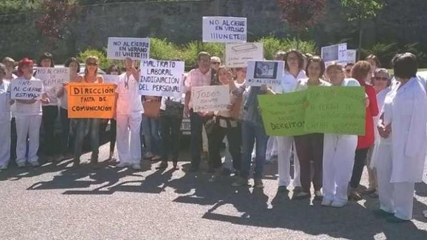 Trabajadores del Nicolás Peña durante un acto de protesta, ayer, en el centro de salud. // FdV