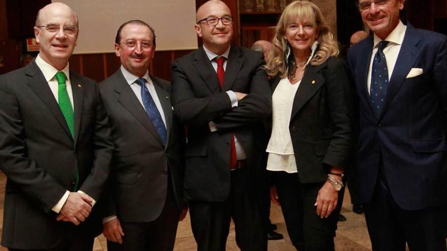 Por la izquierda, Armando Solís, presidente del Colegio de Veterinarios de Asturias; Alejandro Braña, presidente del Colegio de Médicos; Antonio González Cantalapiedra; María Muñiz, vicepresidenta del Colegio de Veterinarios; y David Iglesias, vocal.