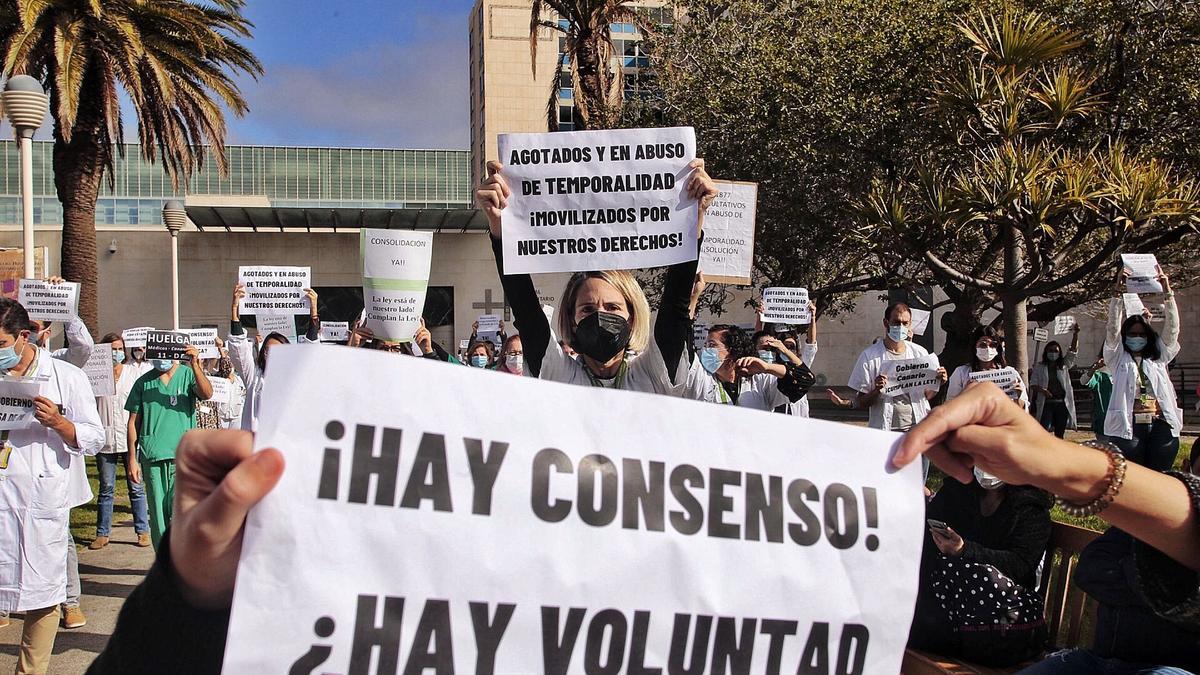 Más de un centenar de médicos temporales se manifiestan en el exterior del edificio de hospitalización del Hospital Universitario de Canarias (HUC) en la primera jornada de huelga . | | MARÍA PISACA