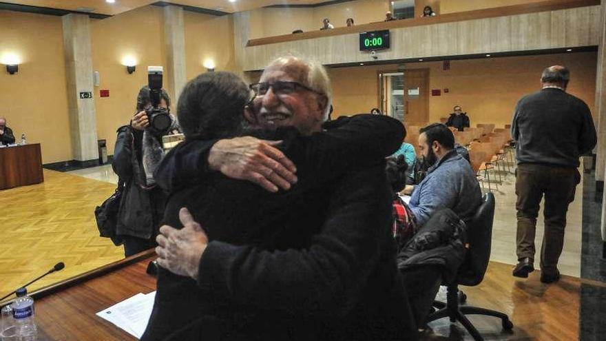 Leirós fúndese nun abrazo con Lucía César logo da tomar posesión onte da súa acta como edil. // I. Abella