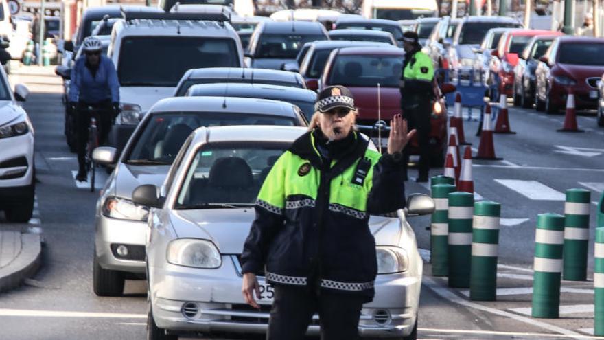 Agentes de la Policía Local se encargan de regular el tráfico a la entrada de la calle Gabriel Miró