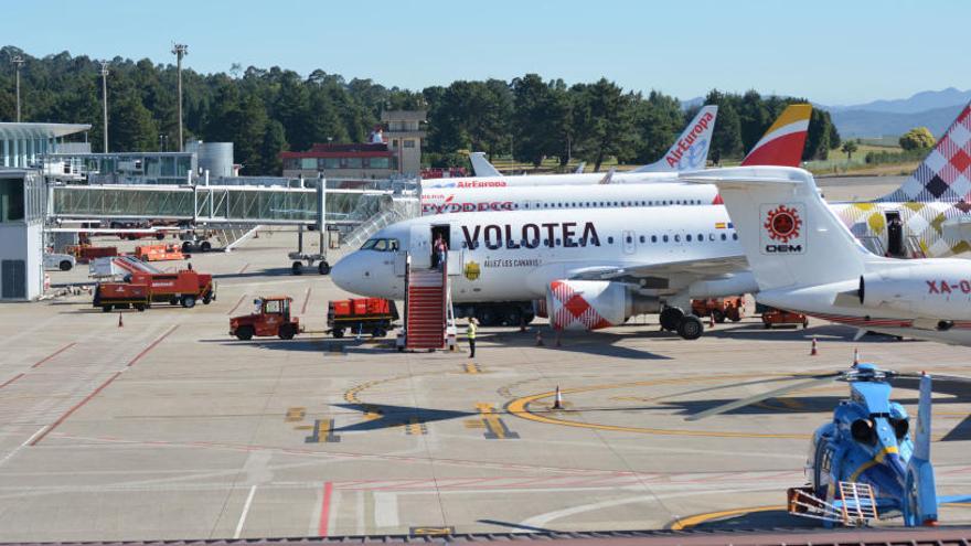 Aviones de diversas compañías en Peinador. // FCS