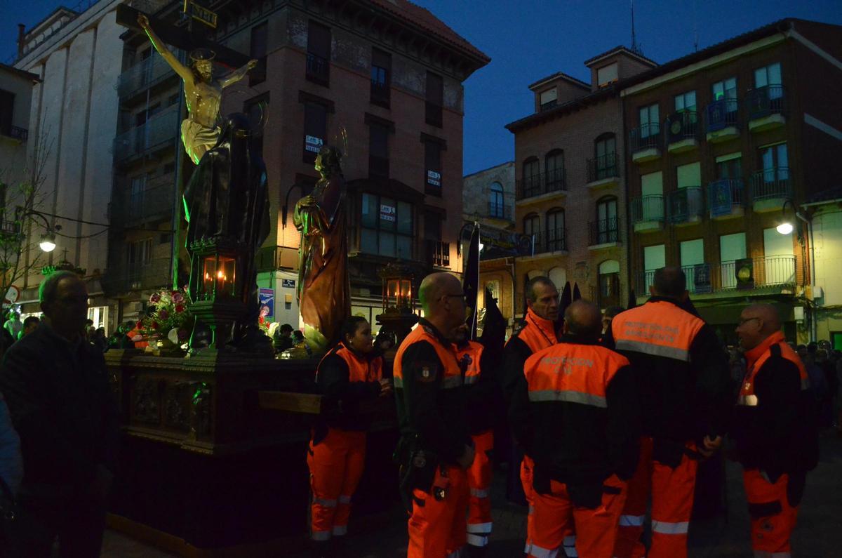 Voluntarios de Protección Civil con el Grupo Escultórico del Calvario en Santa María.