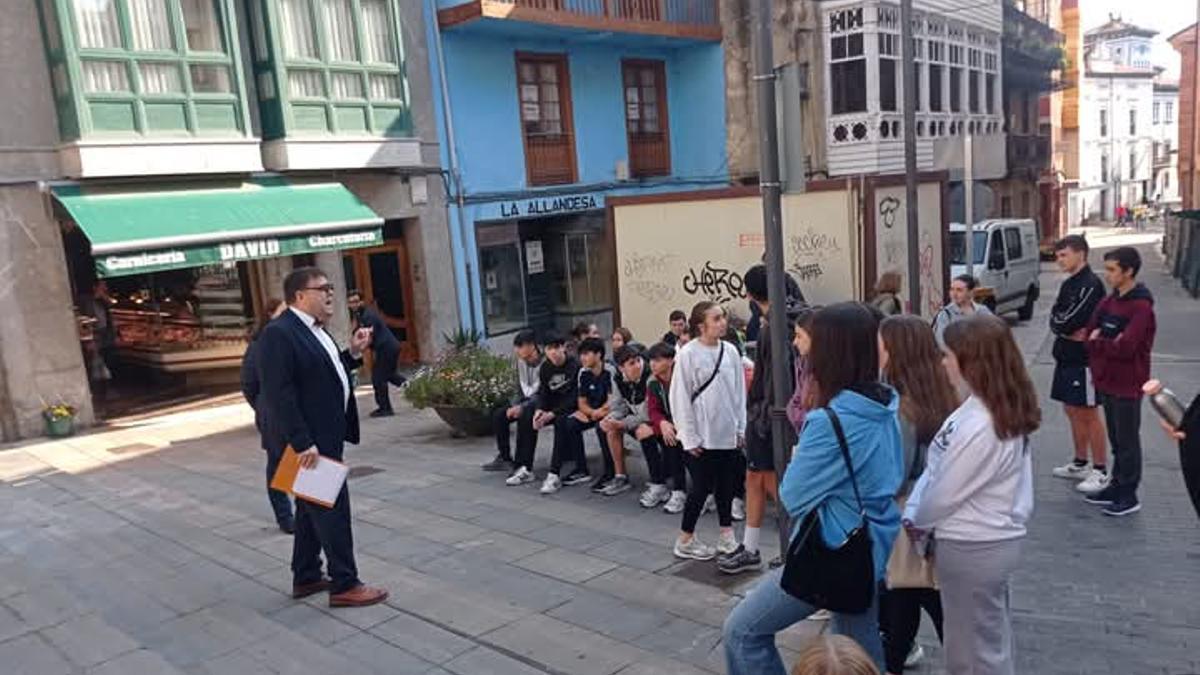 Un momento de la ruta literaria, en la plaza de la iglesia San Pedro.